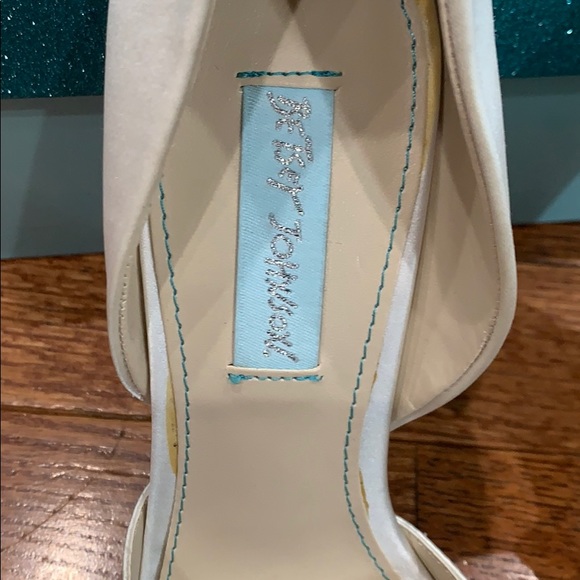 Betsy Johnson White Satin Open Toe Pump size 7.5 - Picture 4 of 8